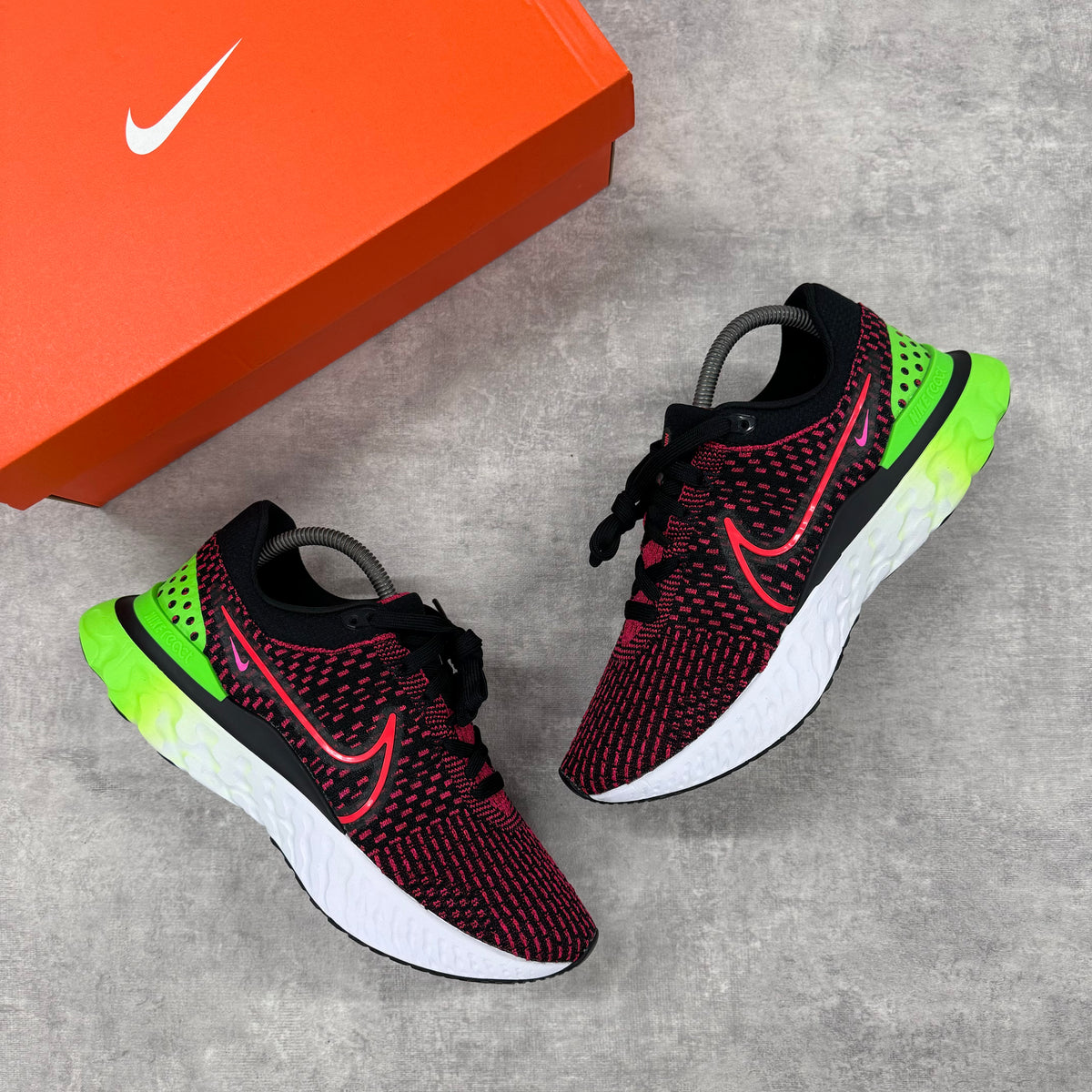 NIKE FLYKNIT REACT 3 - SIREN RED